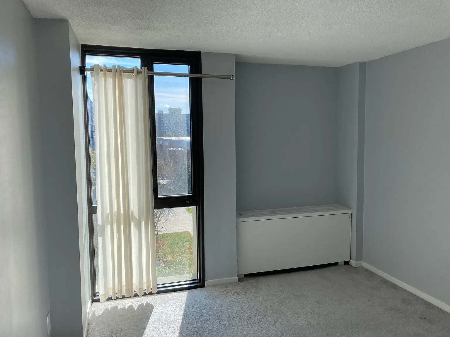 1 bed, 670 sqft, $1,900 — Photo 3