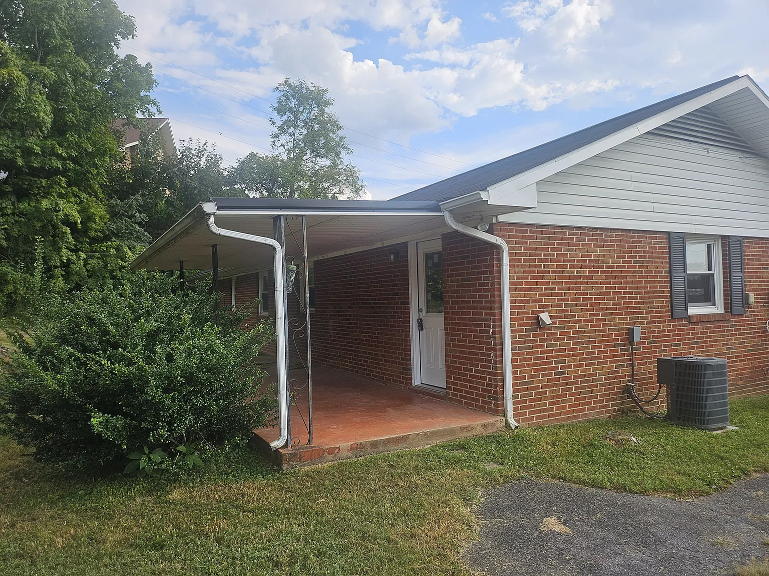 3 bed, 1100 sqft, $1,600 — Photo 3