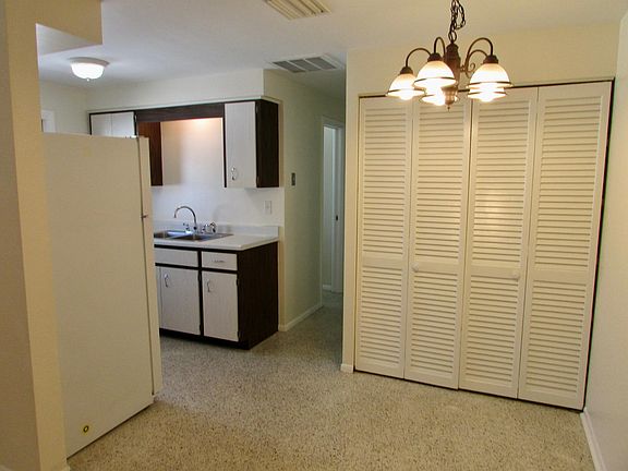 5th image of 439 Dogwood Ct #439