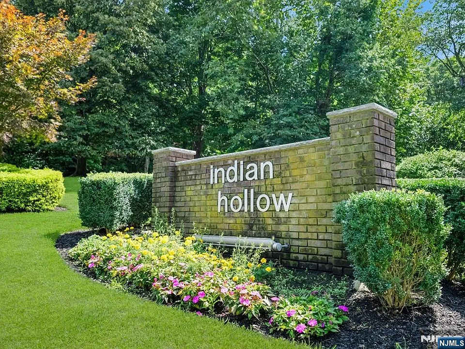 241 Indian Hollow Ct
