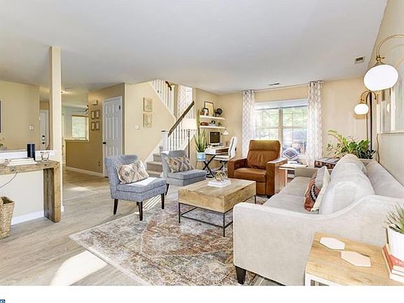 5th image of 56 Fox Meadow Dr