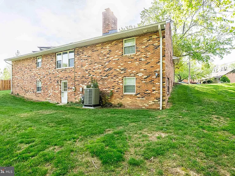 6608 Fairlawn Dr — Photo 33