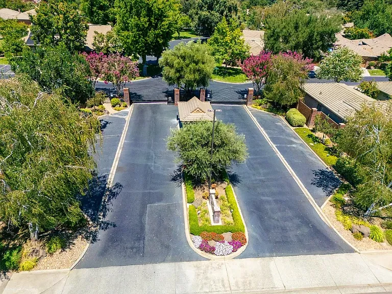 2585 Central Park Dr — Photo 2