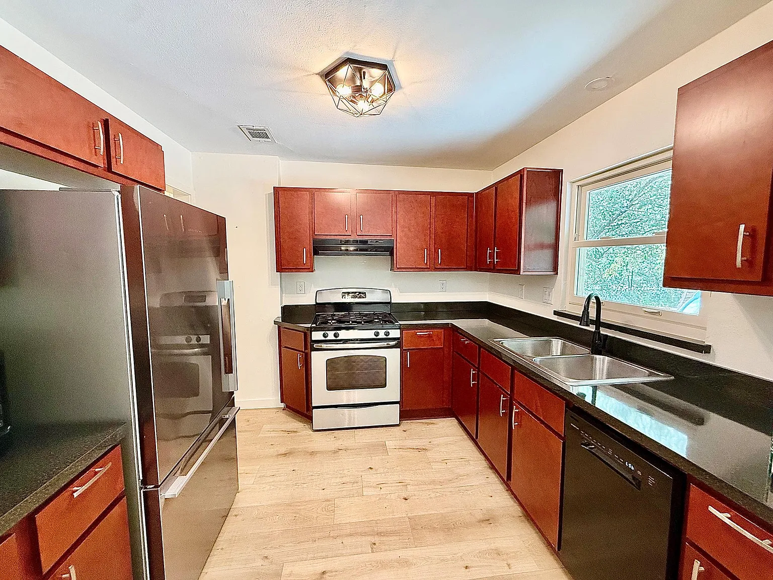 3 bed, 2.0 bath, 1491 sqft, $3,550 — Photo 4