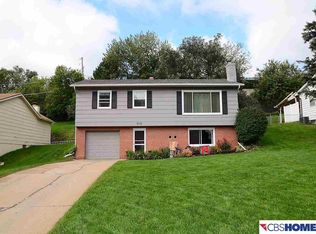 8118 N Ridge Dr, Omaha, NE 68112