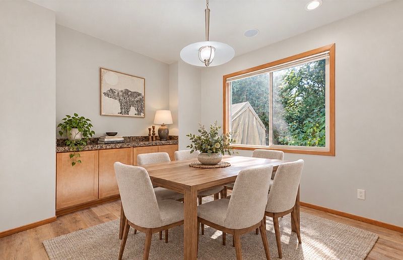 3rd image of 272 SW Lakeway Boulevard