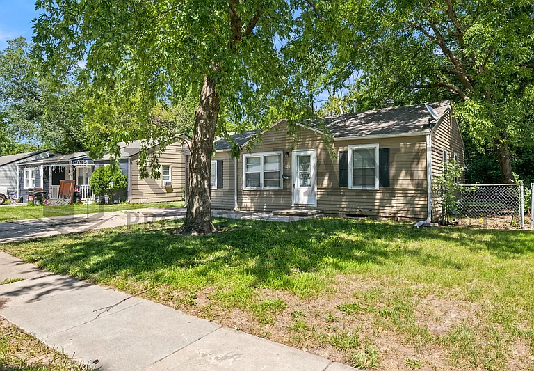 1126 S Silverdale Ct — Photo 2