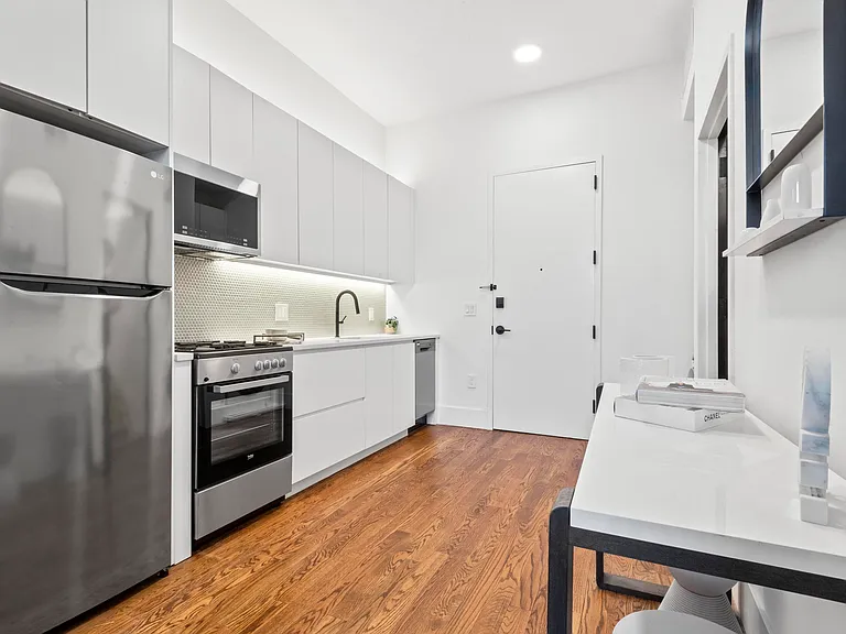 380 Montgomery St #102 — Photo 4