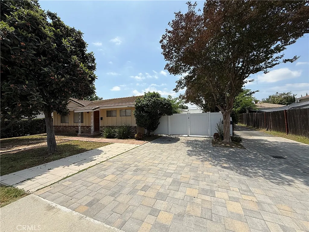 3 bed, 1178 sqft, $3,450 — Photo 2