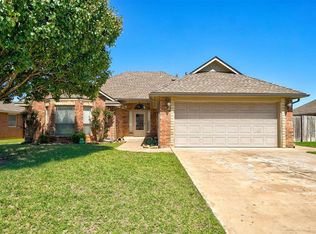 4224 Notting Hill Dr, Moore, OK 73160