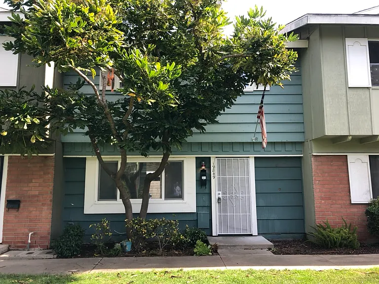 19849 Vermont Ln — Photo 2