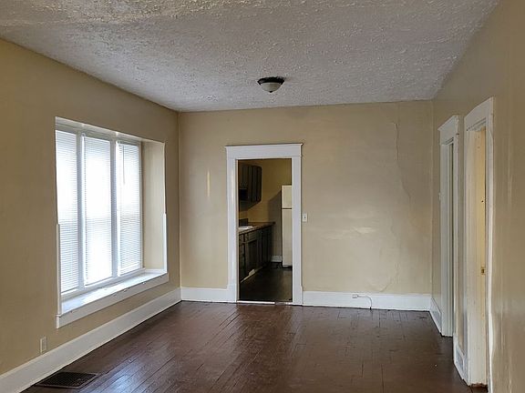 2nd image of 858 S Sheffield Ave
