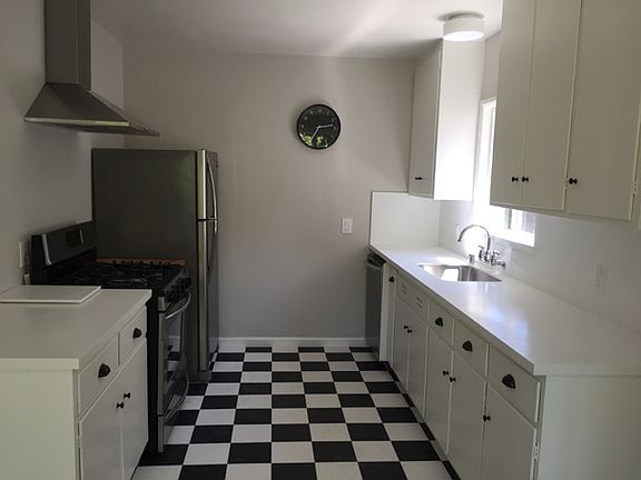 4th image of 2021 Oakley Ave