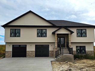 288 Gavin Cir, Peosta, IA 52068