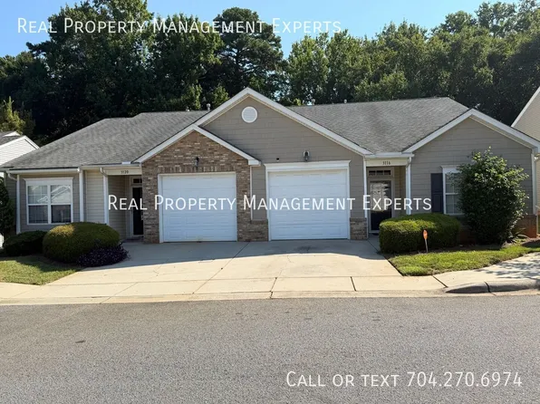3116 Village Glen Ln, Charlotte, NC 28269