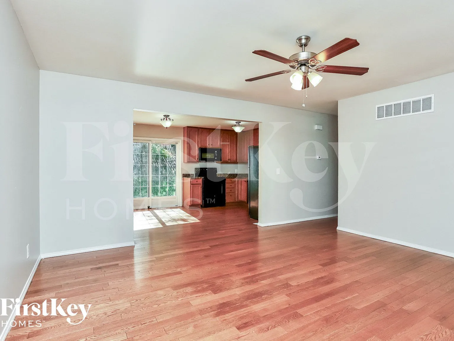 3 bed, 2.0 bath, 1080 sqft, $2,120 — Photo 3