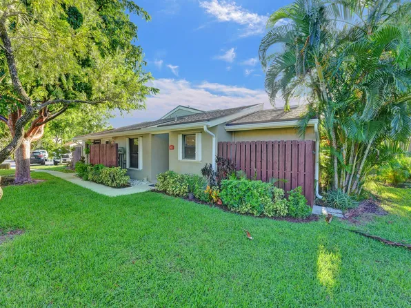 82 Meadows Dr, Boynton Beach, FL 33436