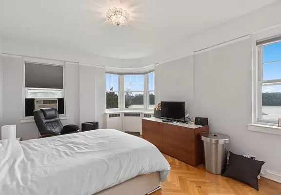 4th image of 160 Cabrini Blvd APT 21