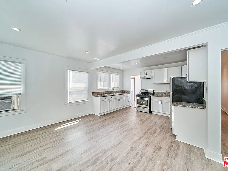 1329 S Tremaine Ave — Photo 11
