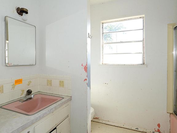 5th image of 914 Foxglove St