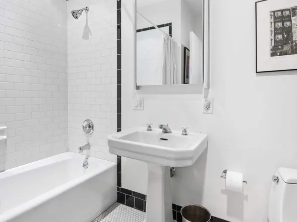 525 West 22nd Street image 14 of 20