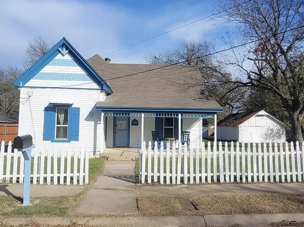 910 Baird St, Cleburne, TX 76033