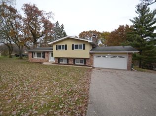 42W232 Timber Trl, St Charles, IL 60175