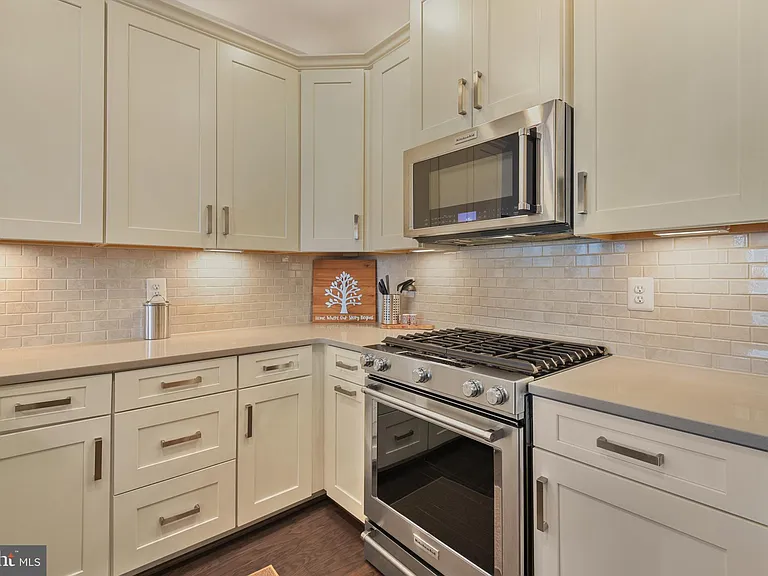 813 Rockwell Ave — Photo 11