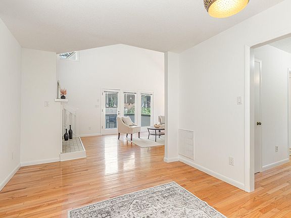 4th image of 135 Essex Dr