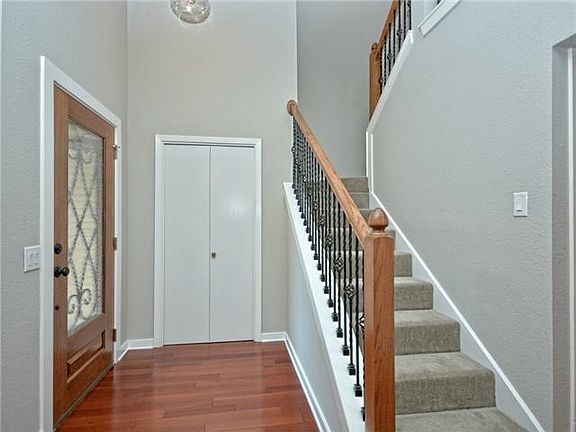 3rd image of 8600 Mesa Dr