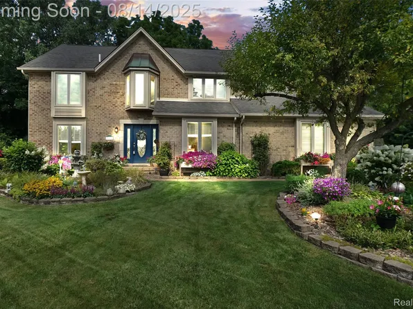 399 Silvervale Dr, Rochester Hills, MI 48309