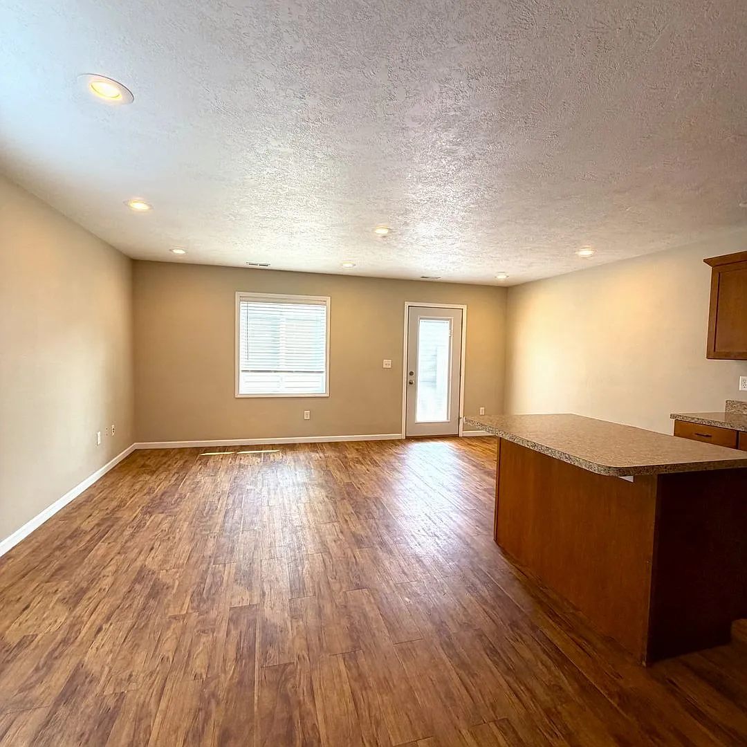 Spacious 3 Bedroom, 3 Full Bathroom Townhouse!! — Photo 4