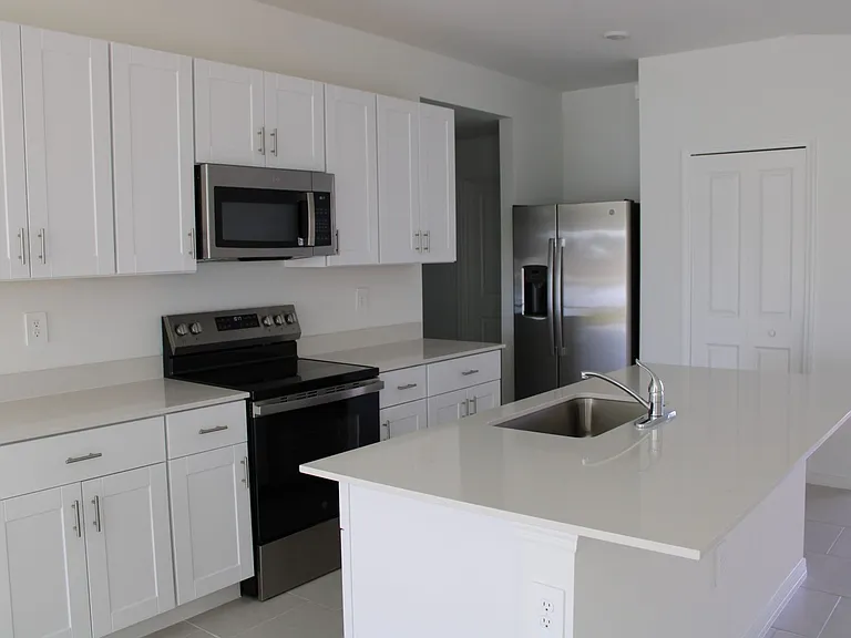 19542 Fairhill Ct — Photo 3