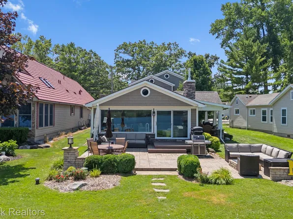 4295 Shoreview Ln, Whitmore Lake, MI 48189