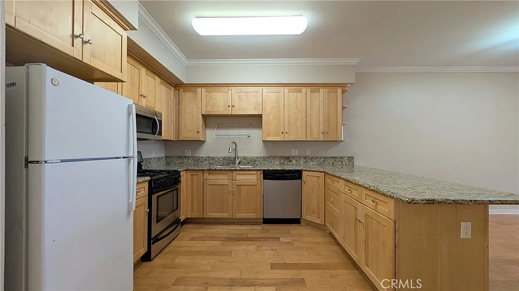 Building Photo - 214 S Alexandria Ave #102