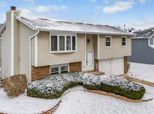 730 Chestnut Ct, Algonquin, IL 60102