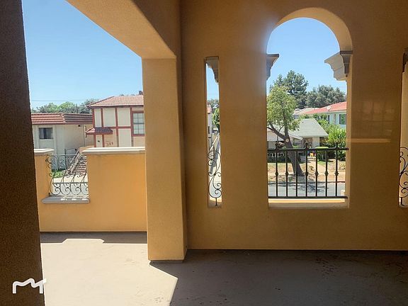 4th image of 328 S Marguerita Ave #B