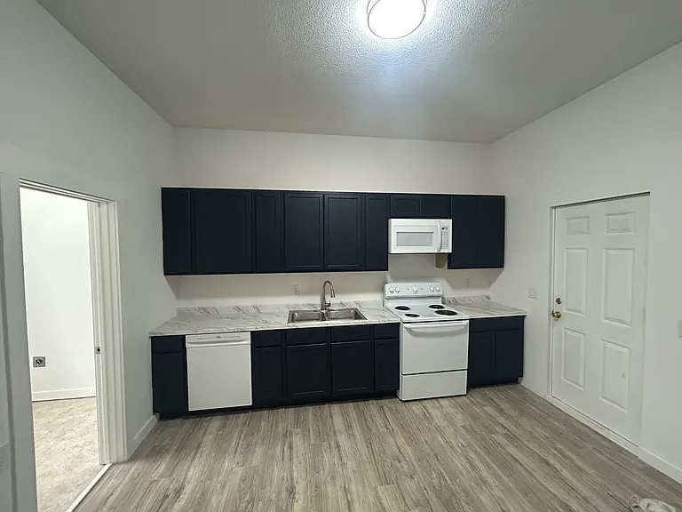 2400 N Sheridan Rd — Photo 20