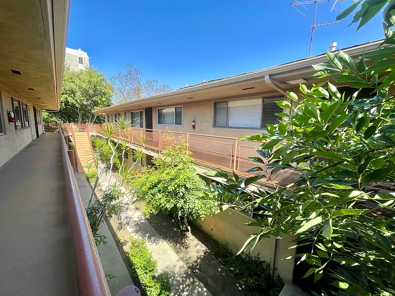 1311 N Fairfax Ave #18 — Photo 14