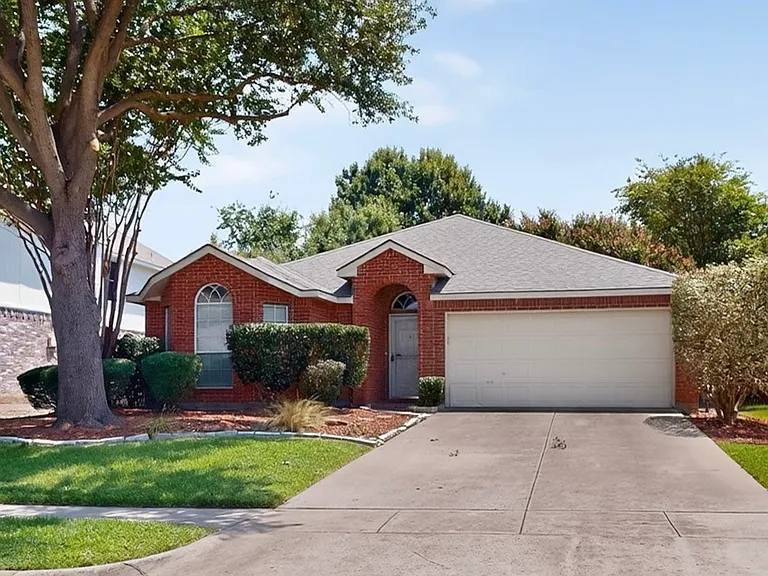 2312 London Dr — Photo 1