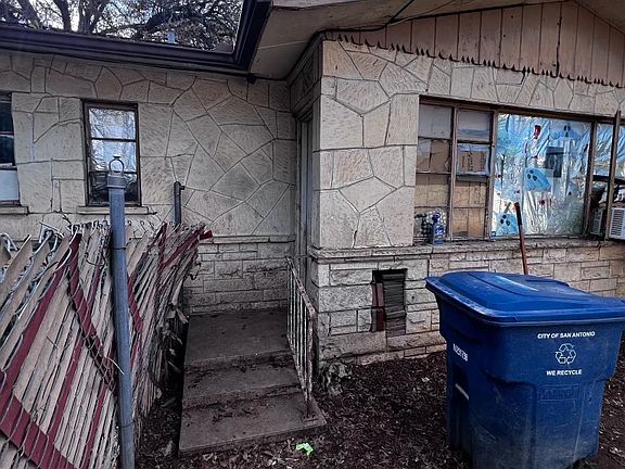 3rd image of 1305 Greer