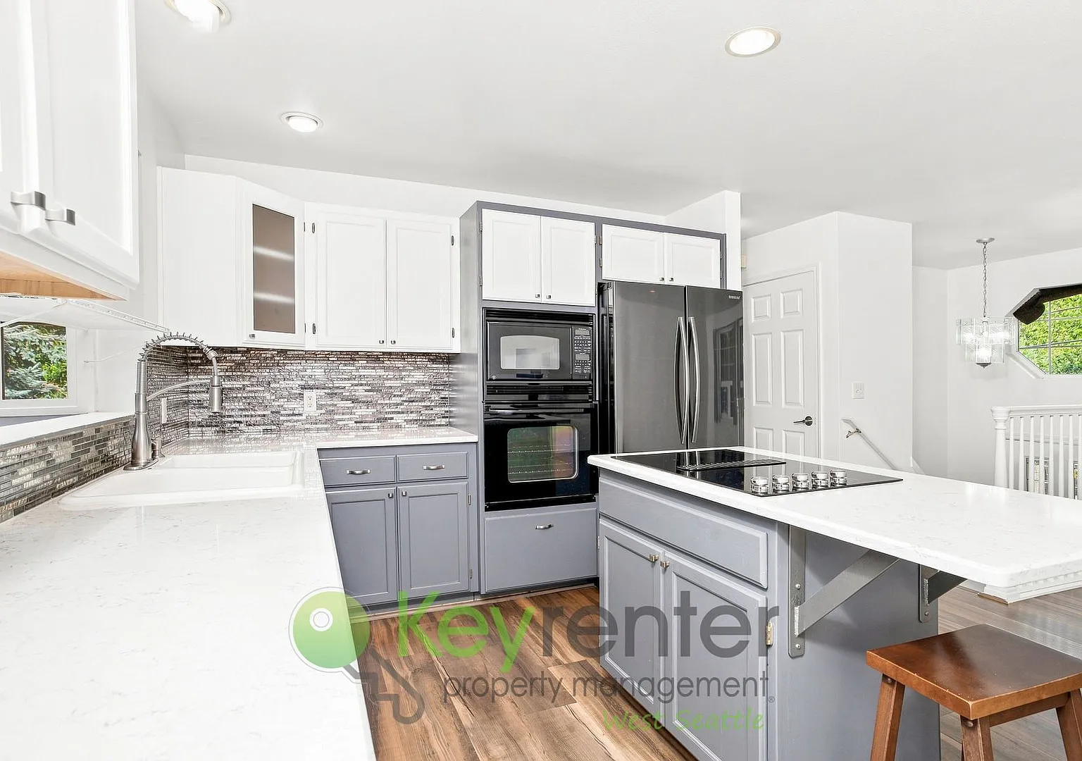 Spacious 4 Bedroom with Two Car Garage and Balcony — Photo 3