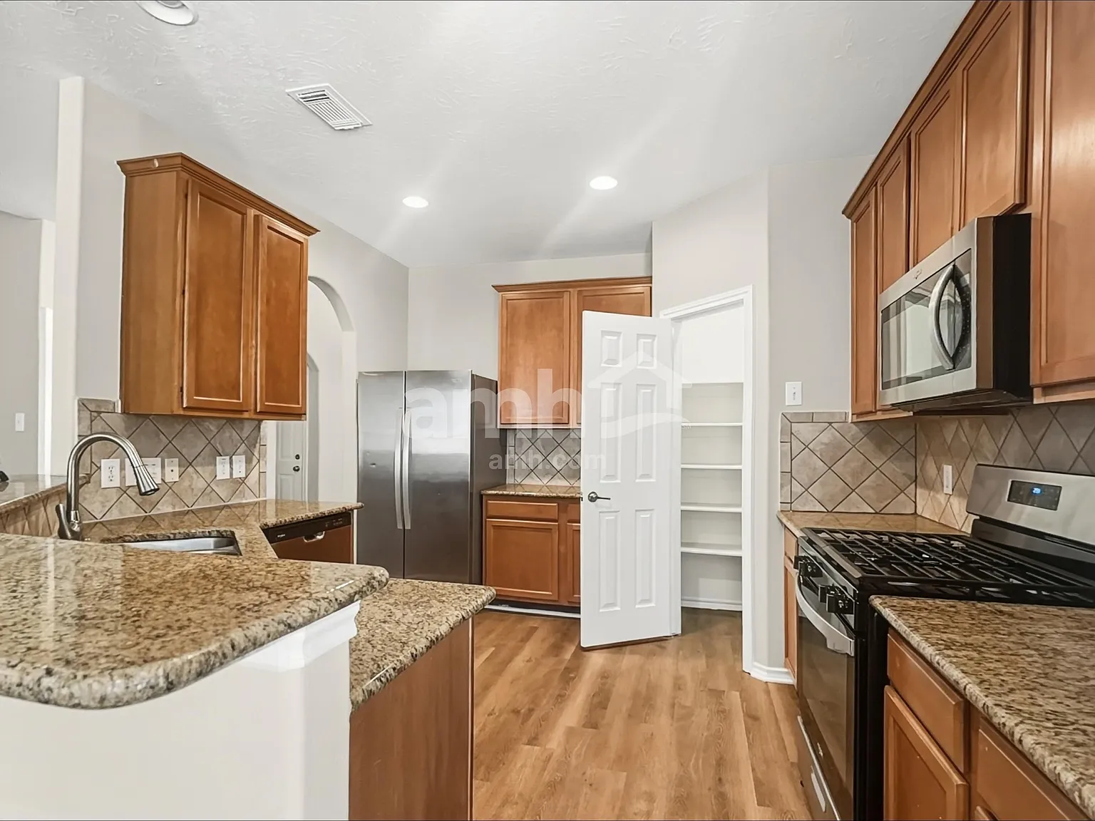 4 bed, 2.5 bath, 2622 sqft, $2,285 — Photo 3