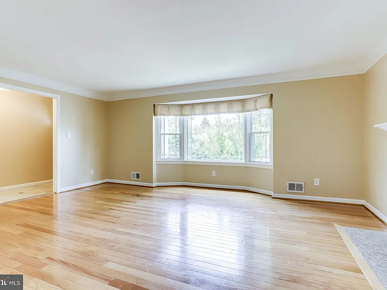 4894 Williamsburg Blvd — Photo 6