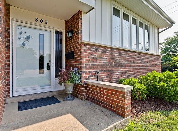 2nd image of 802 W Peregrine Dr