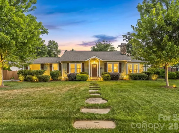 1026 14th Avenue Dr NW, Hickory, NC 28601