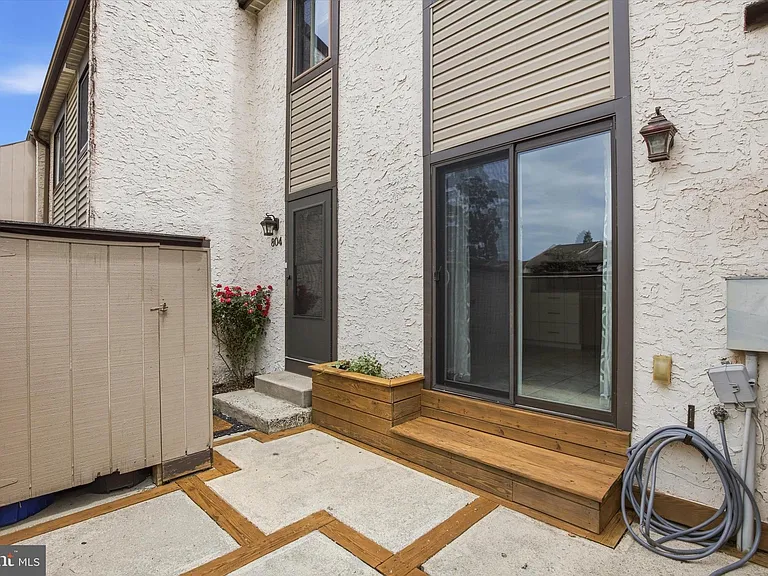 804 Bismark Way — Photo 3