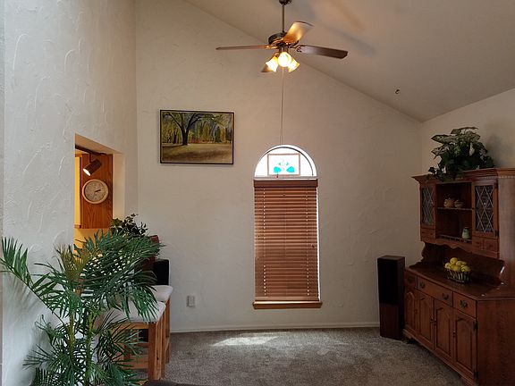 5th image of 302 S Taft Ct