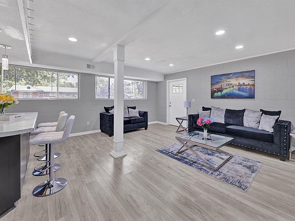 3rd image of 300 Lenlock Dr