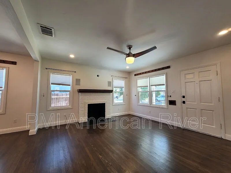3 bed, 2.0 bath, 1350 sqft, $2,650 — Photo 2